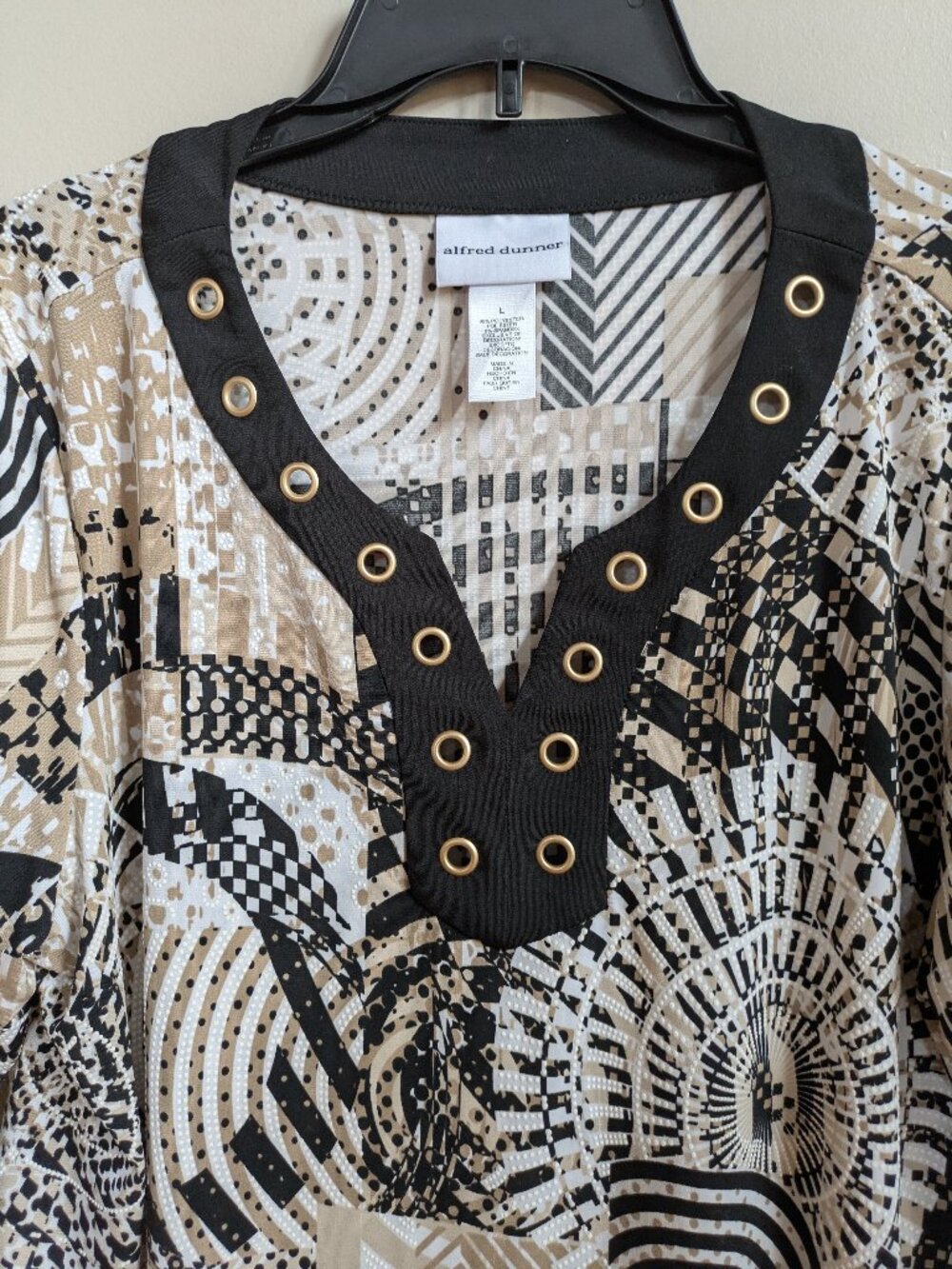alfred dunner blouse L tan white black pattern gold circles collar neckline #471